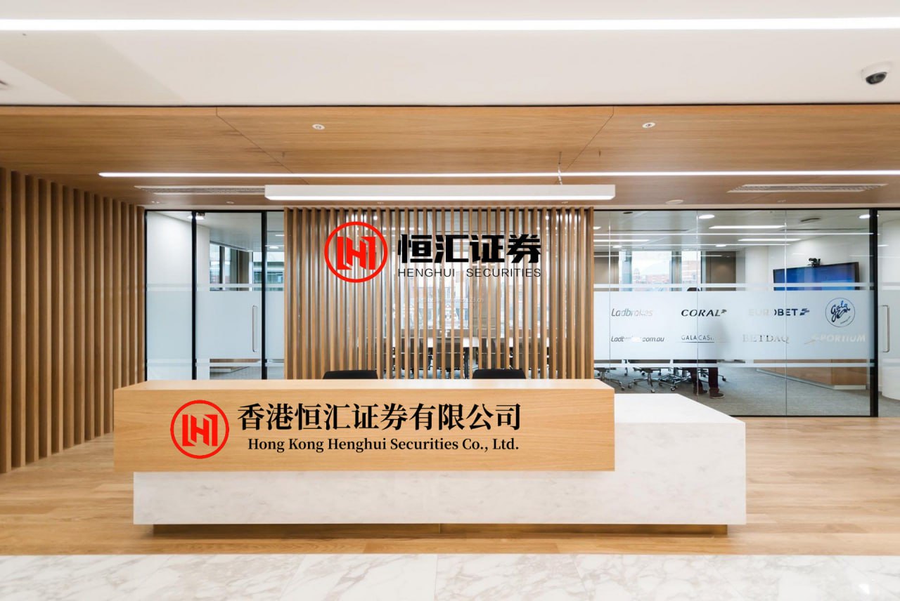 路易泽 收到了 一加ace6至尊版 邀请函，一加整邀请函实在太上心了，好看又能打，和ace6至尊那个手柄套装一样！老小一看见就这个枪伞就两眼放光，问能不能带学校去，天天在屋里期盼下雨，好在同学面前炫一下[允悲]要不是带伞过安检麻烦，我肯定不给他[怒]不过Ace6至尊的手柄套装就是我的了，这...